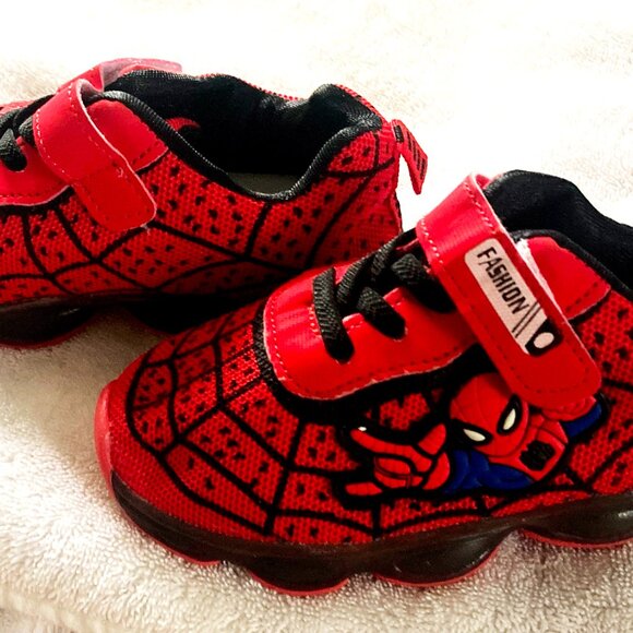 Nice Spiderman light up shoes Size 30 - Picture 2 of 4